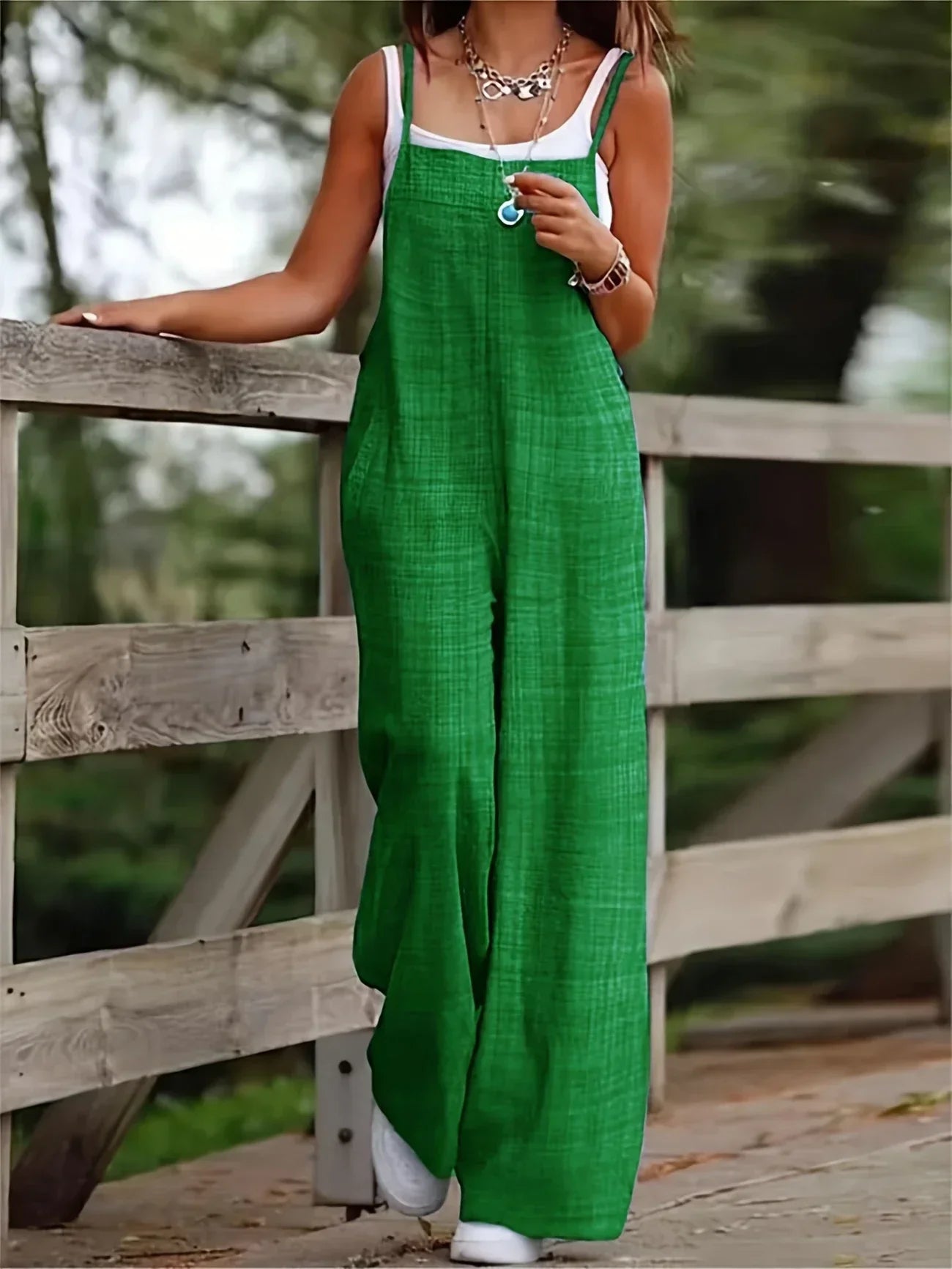 Casual wide-leg jumpsuit with pockets for a trendy and comfortable style