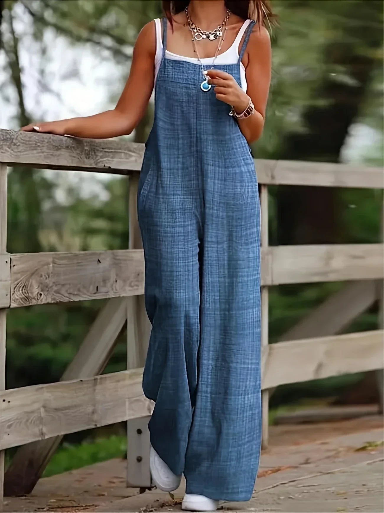 Casual wide-leg jumpsuit with pockets for a trendy and comfortable style