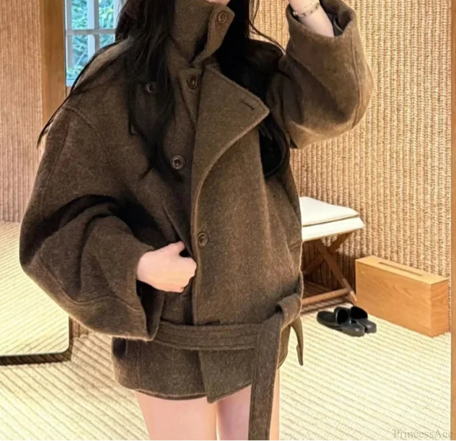 Casual wool overcoat with laces and a straight collar for a stylish and comfortable look