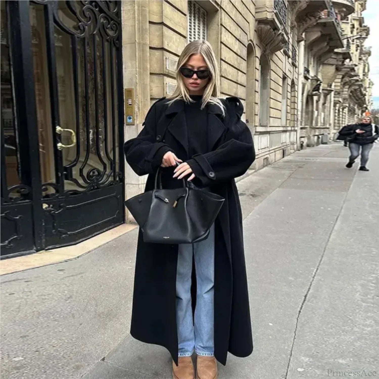 Oversized double-breasted robe with belt for a sophisticated and trendy look