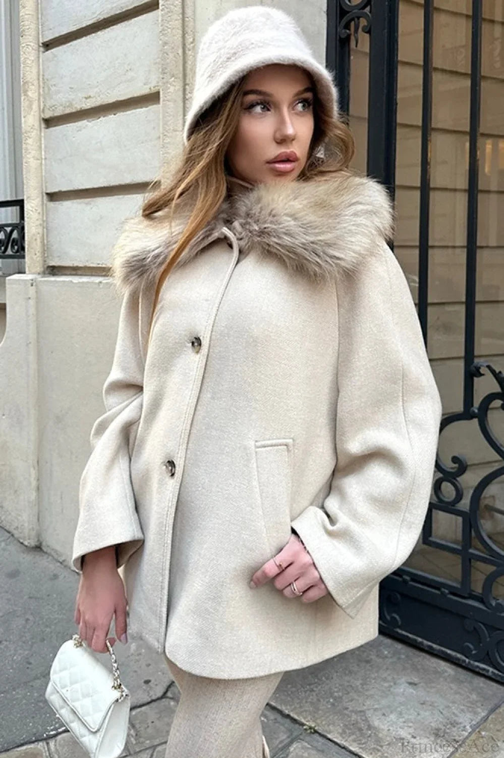 Elegant and Casual Coat with Faux Fur Collar and Single Button Closure