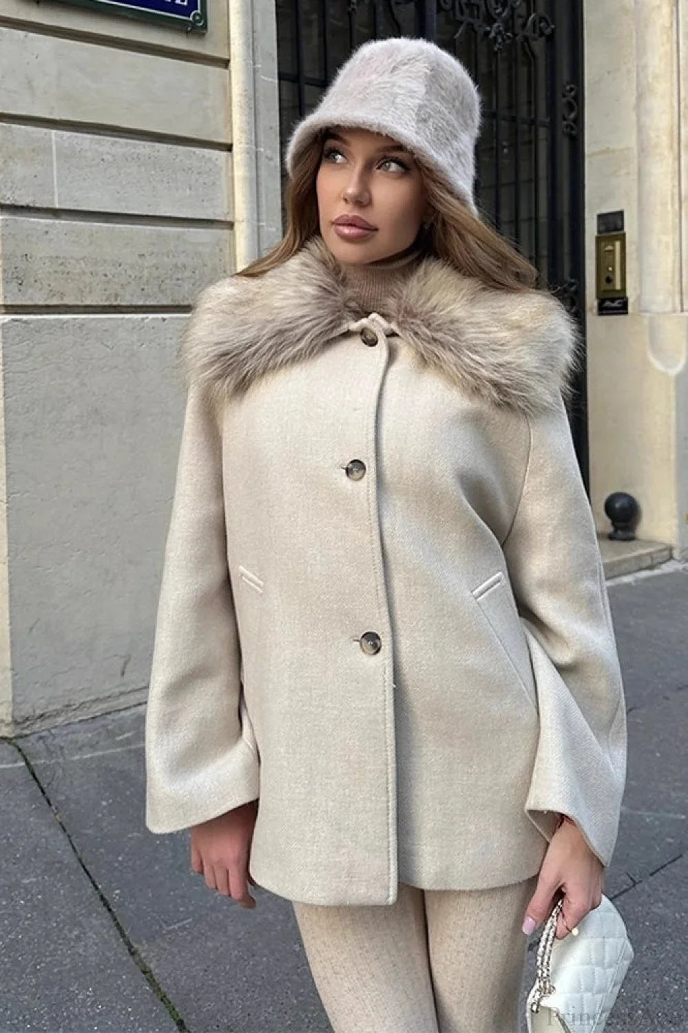 Elegant and Casual Coat with Faux Fur Collar and Single Button Closure