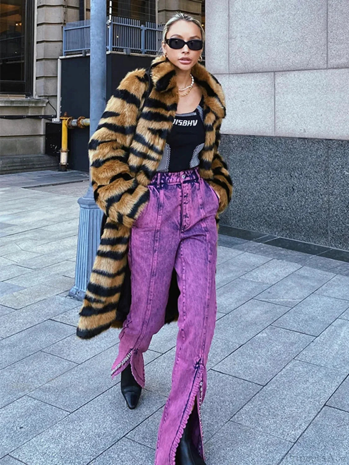 Long coat with tiger stripes for a chic and trendy style