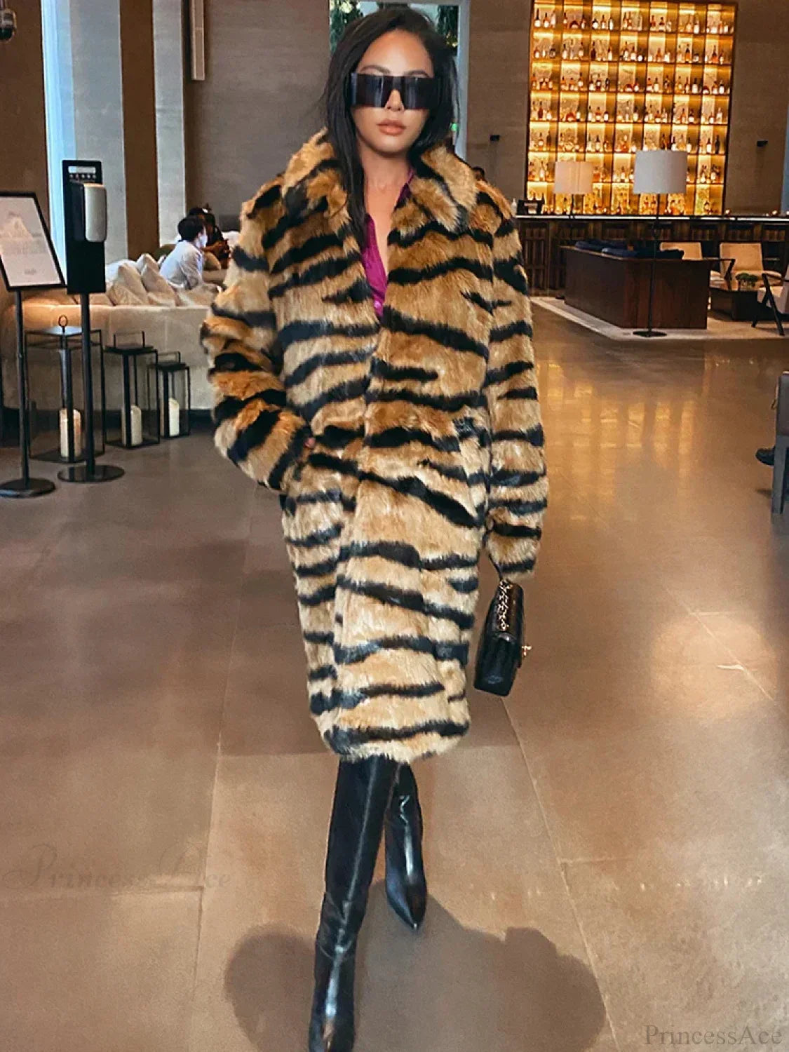 Long coat with tiger stripes for a chic and trendy style