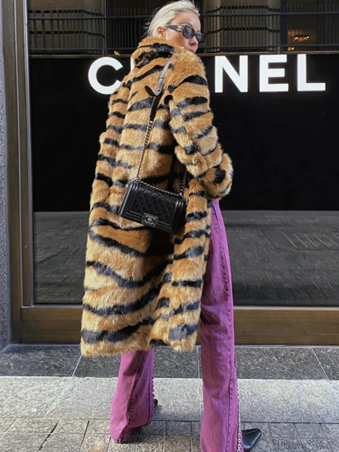 Long coat with tiger stripes for a chic and trendy style
