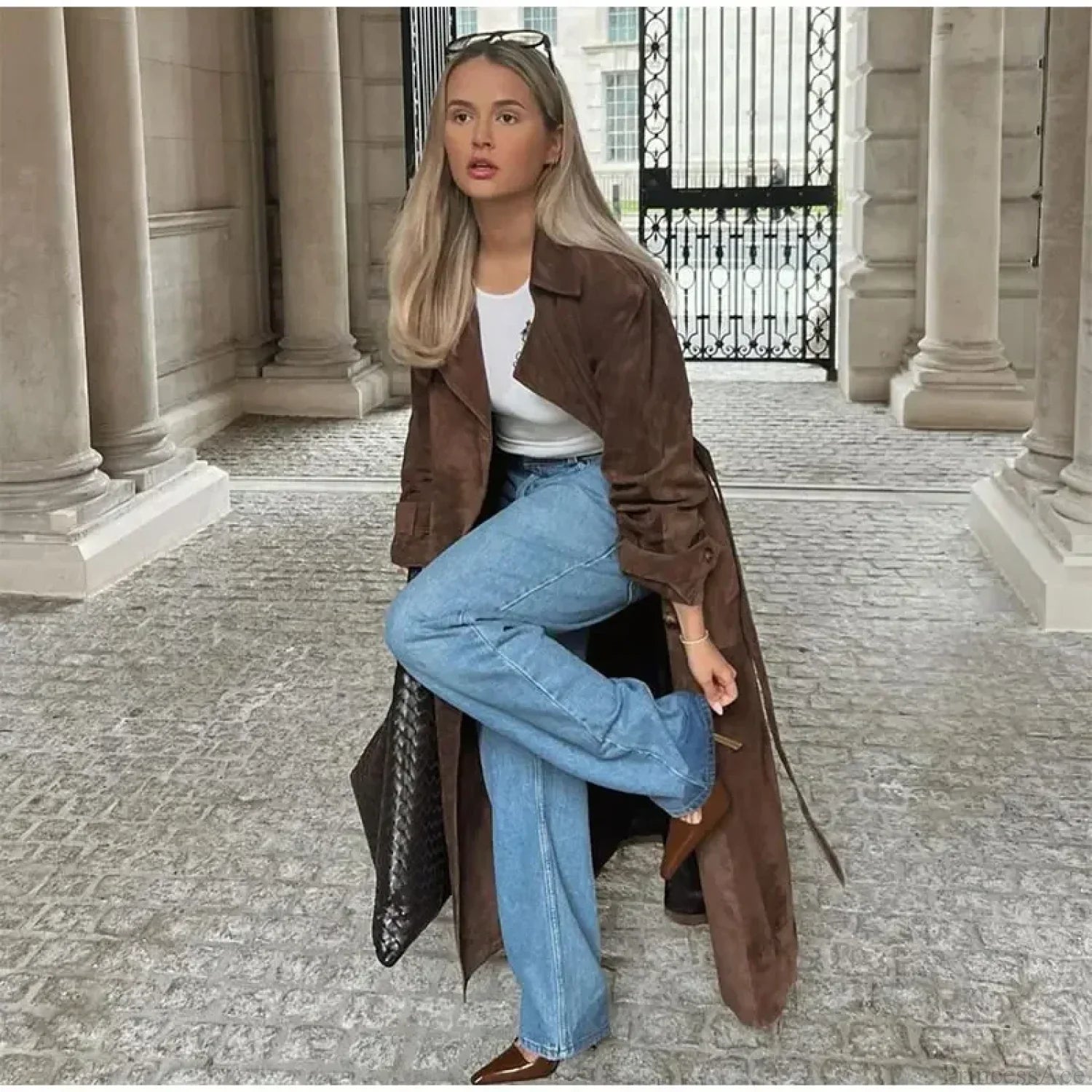 Elegant double-breasted coat with lapel collar