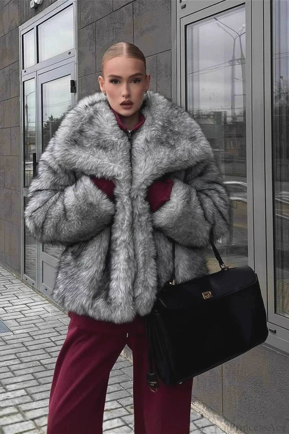 Elegant short scarf made of silver fox faux fur for a chic and casual look