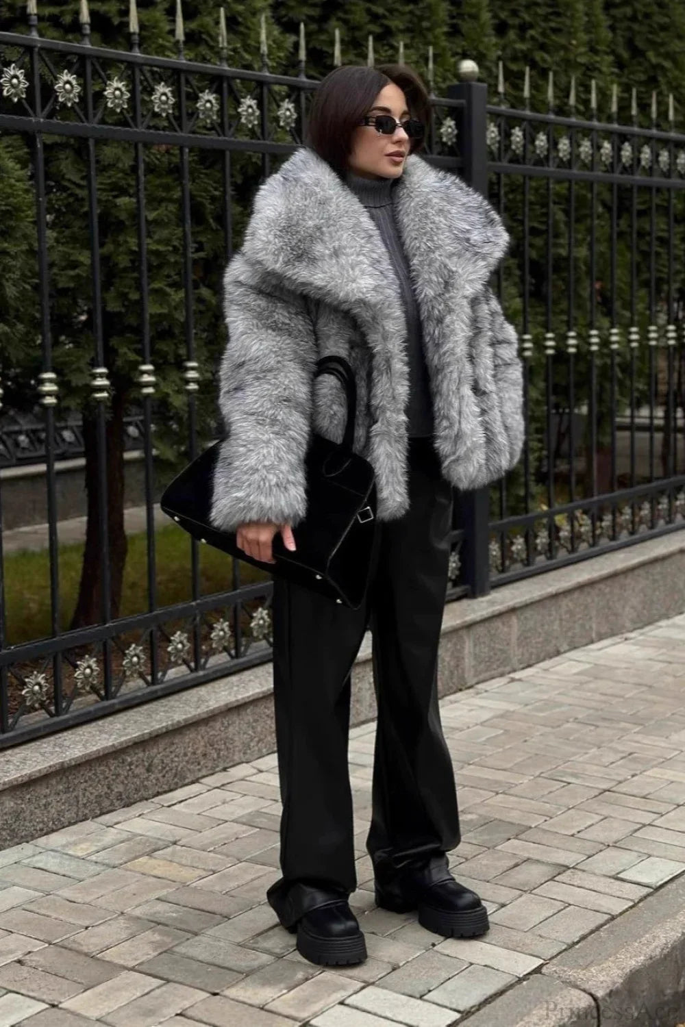 Elegant short scarf made of silver fox faux fur for a chic and casual look