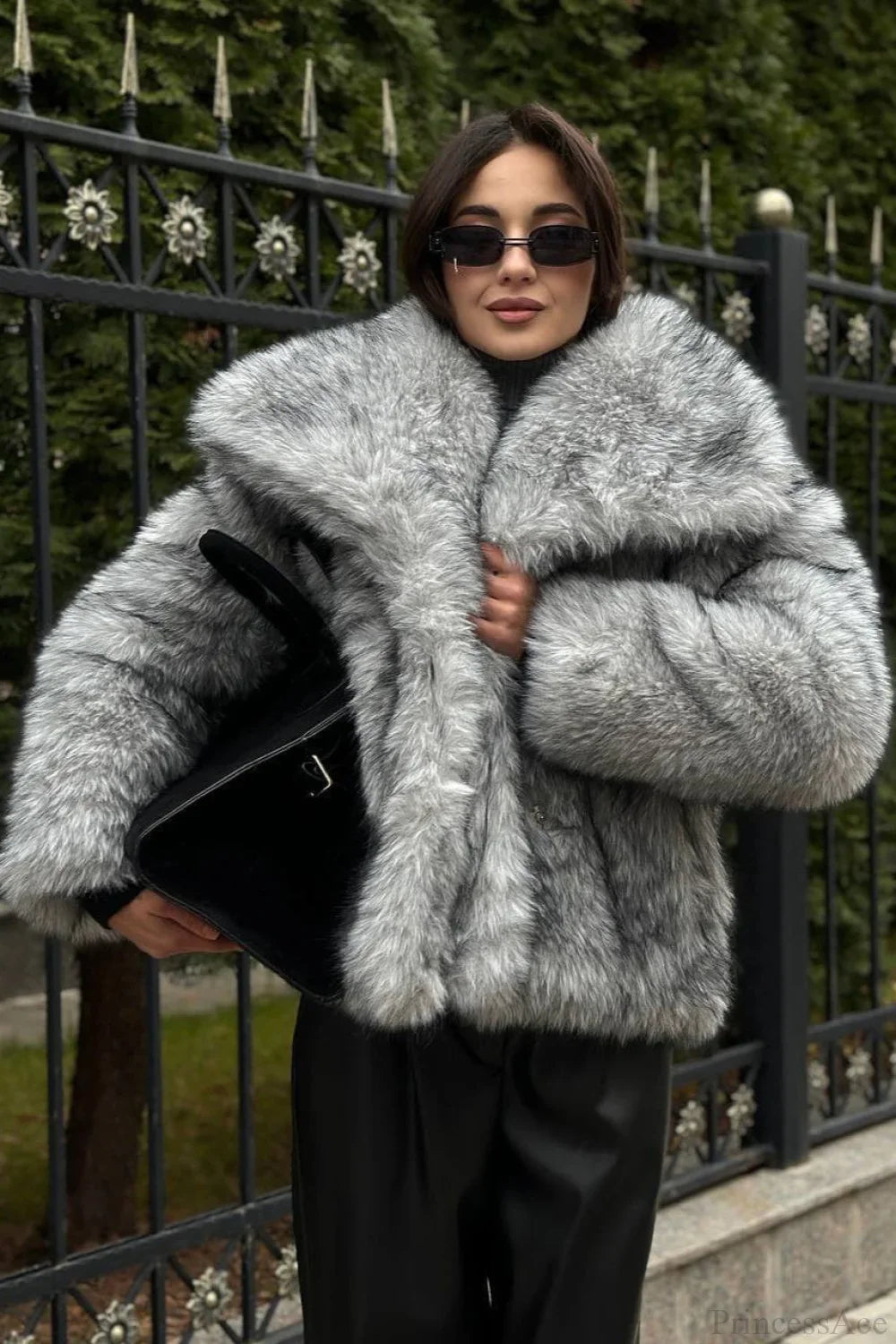 Elegant short scarf made of silver fox faux fur for a chic and casual look