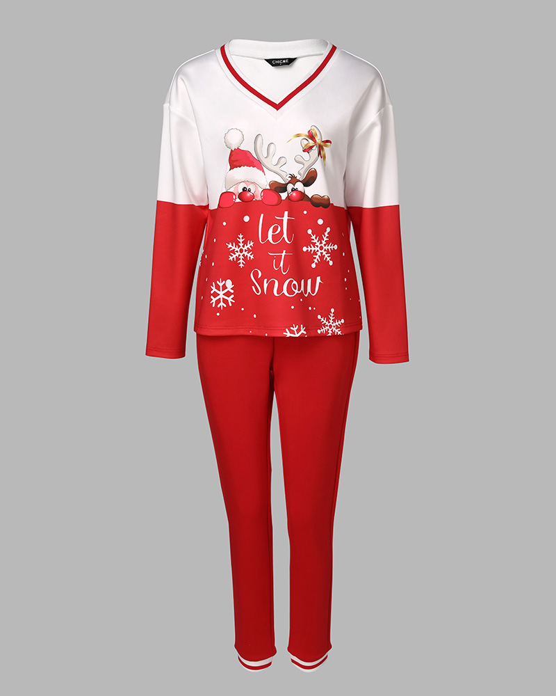 Relaxed V-neck Set with Christmas Pattern for a Festive and Comfortable Look