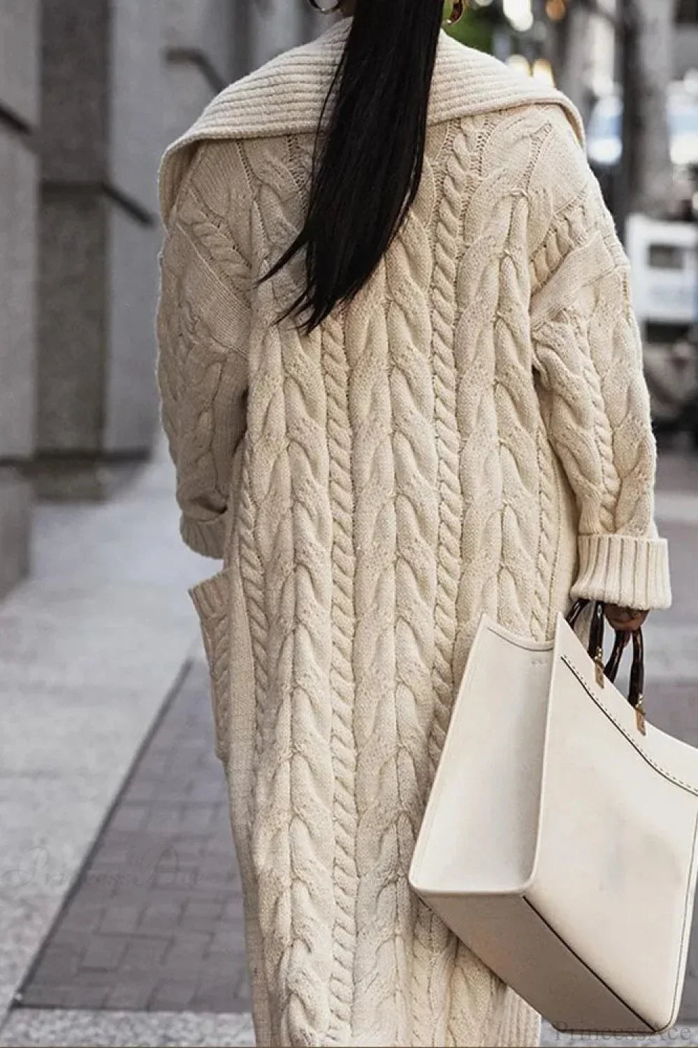 Elegant white knitted wool coat with collar, double pockets for stylish protection