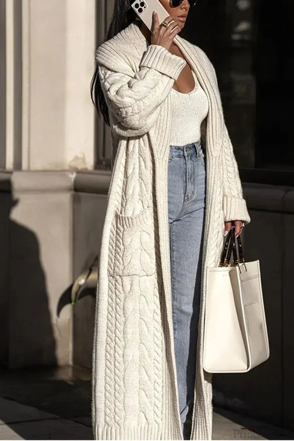 Elegant white knitted wool coat with collar, double pockets for stylish protection