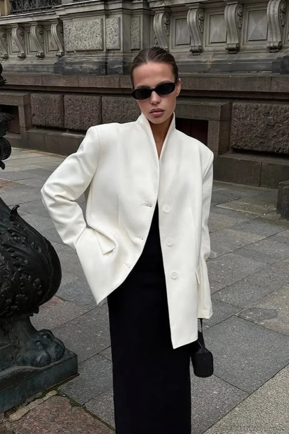Minimalist white coat with an elegant and casual V-neck collar
