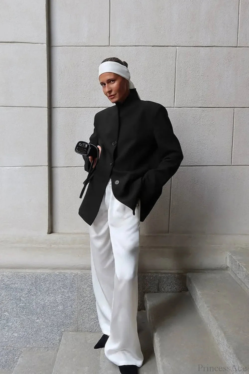 Minimalist white coat with an elegant and casual V-neck collar