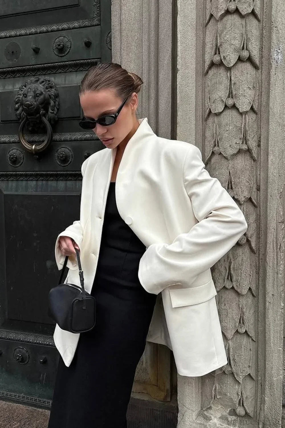 Minimalist white coat with an elegant and casual V-neck collar