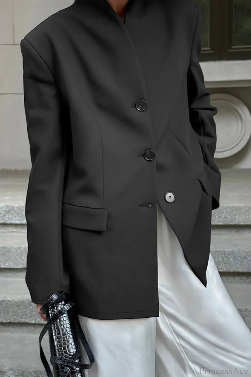 Minimalist white coat with an elegant and casual V-neck collar