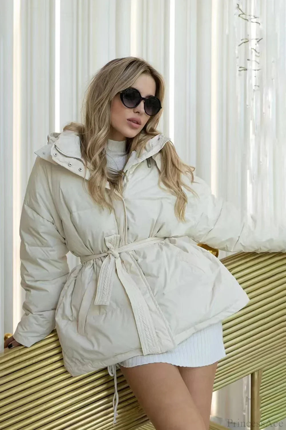 Solid Color Puffer Jacket with Hood and Zipper Closure for Maximum Comfort
