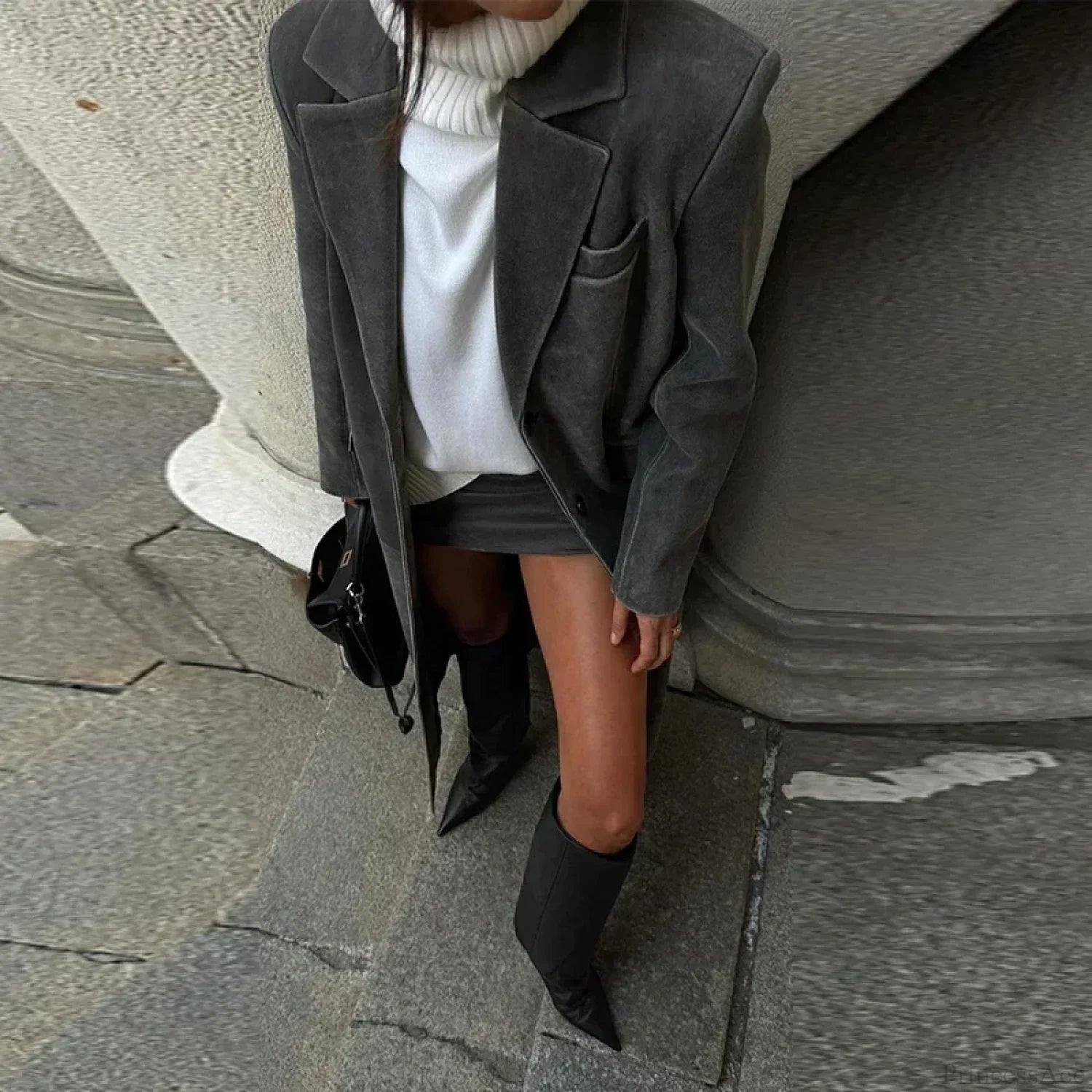 Elegant coat with lapels and cross-cut design