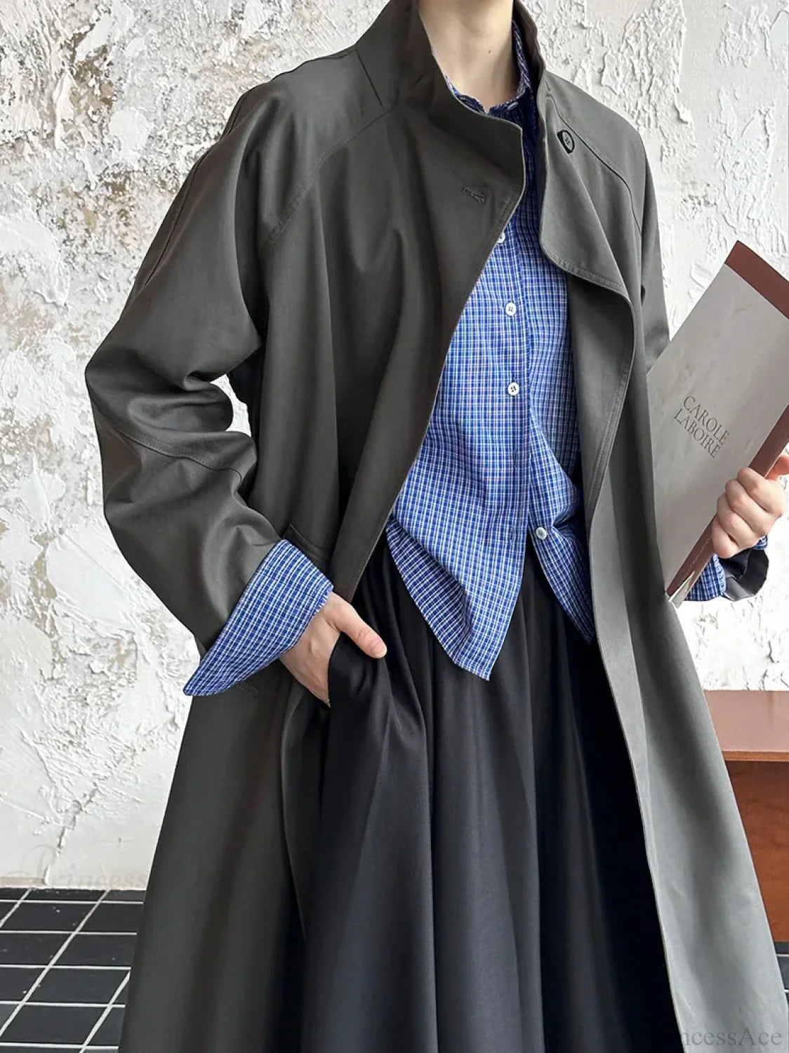 Oversized Trench Coat with Bold Lapel for a Stylish Look