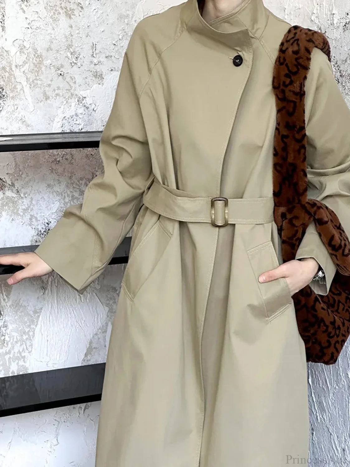 Oversized Trench Coat with Bold Lapel for a Stylish Look