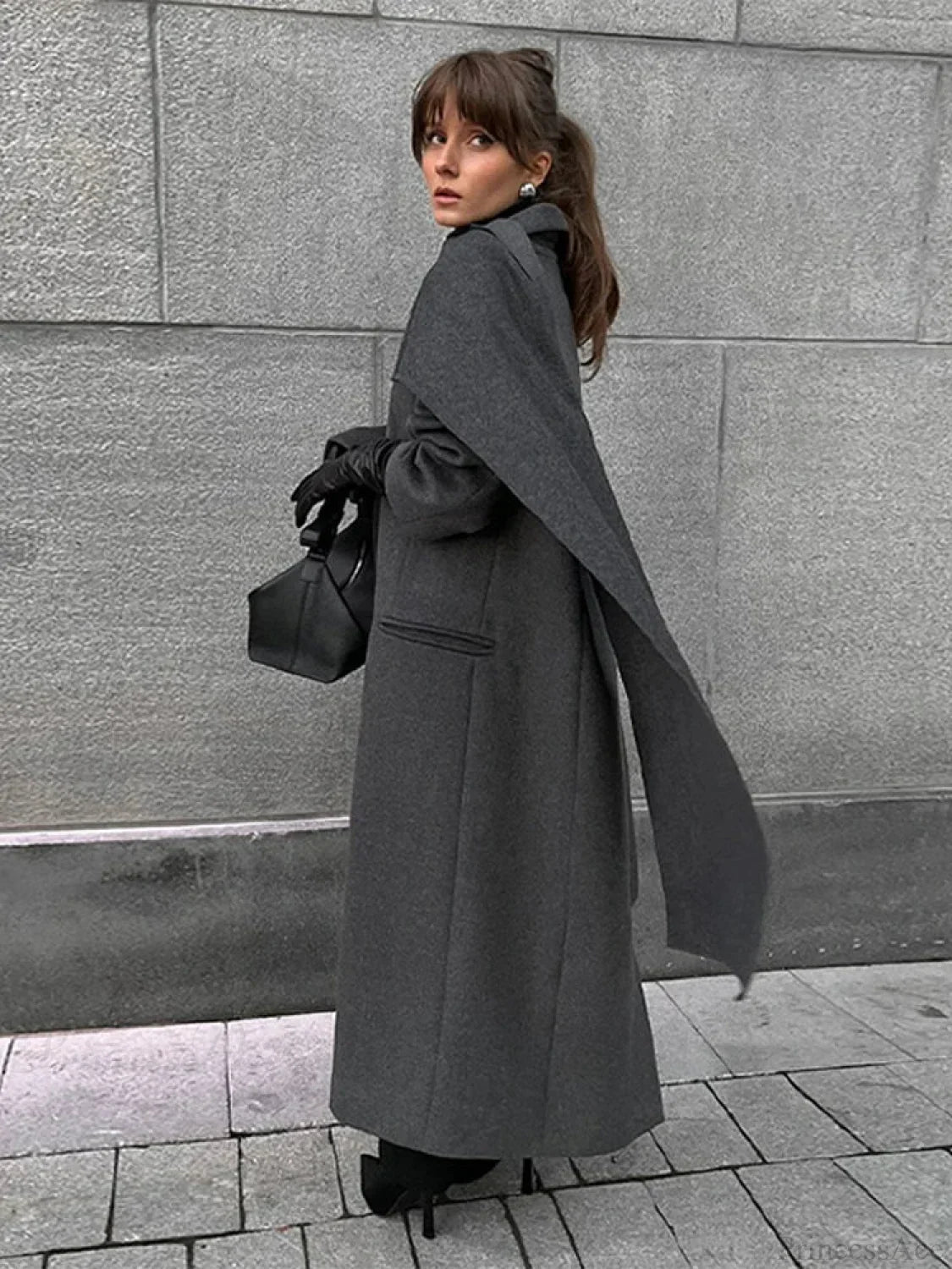 Double-breasted coat with a turned-down collar for a classic and elegant style