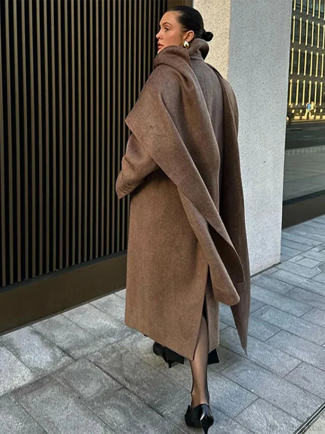 Double-breasted coat with a turned-down collar for a classic and elegant style