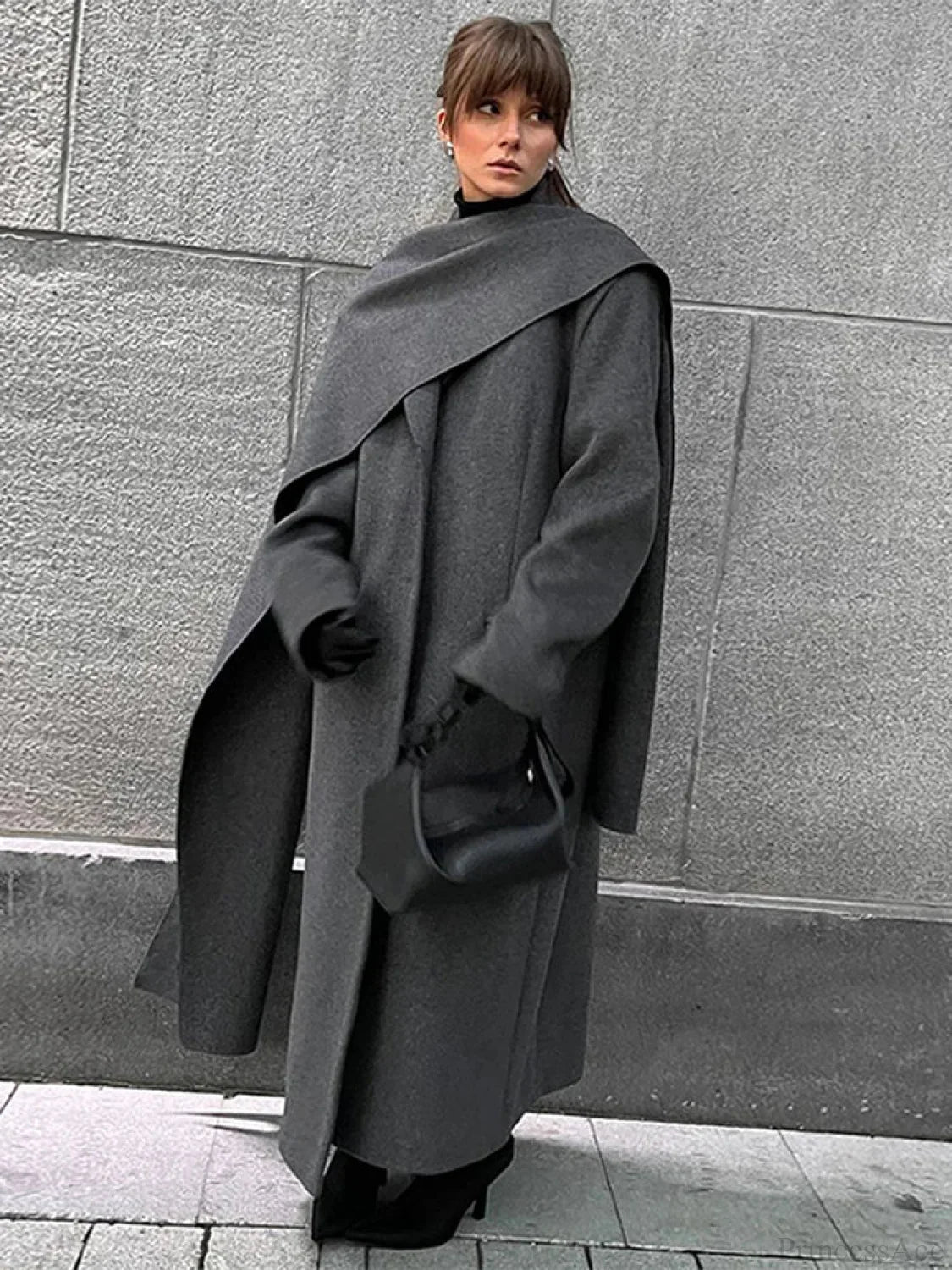 Double-breasted coat with a turned-down collar for a classic and elegant style