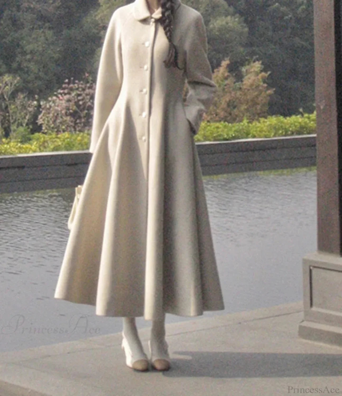 Luxurious long wool-blend coat for a chic and sophisticated style