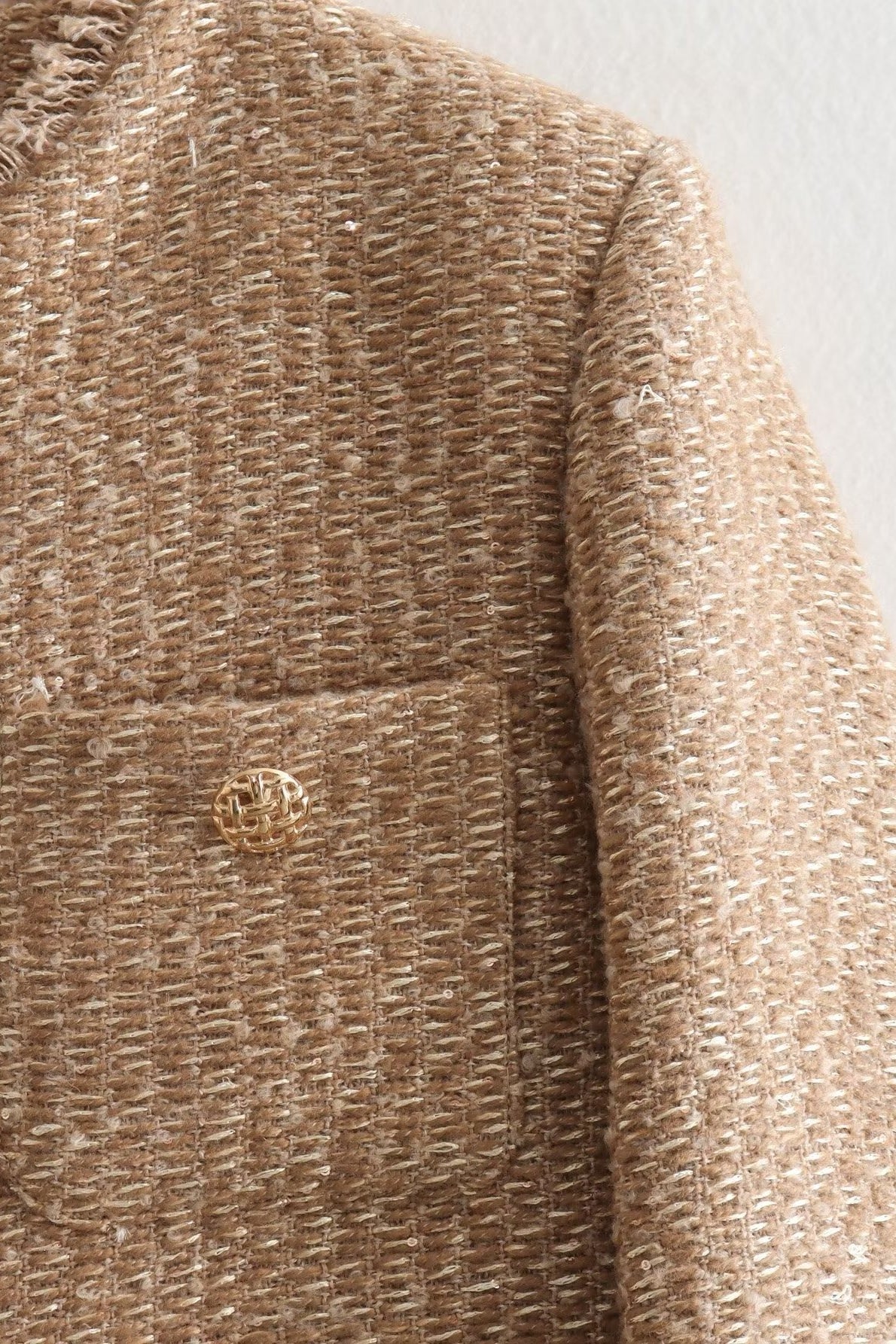 Short tweed jacket with single-buttonhole for an elegant and classic look