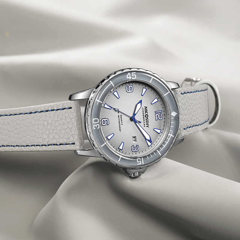 Elegant Casual Watch with Sophisticated Leather Strap