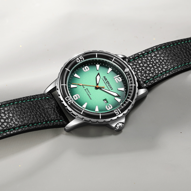 Elegant Casual Watch with Sophisticated Leather Strap