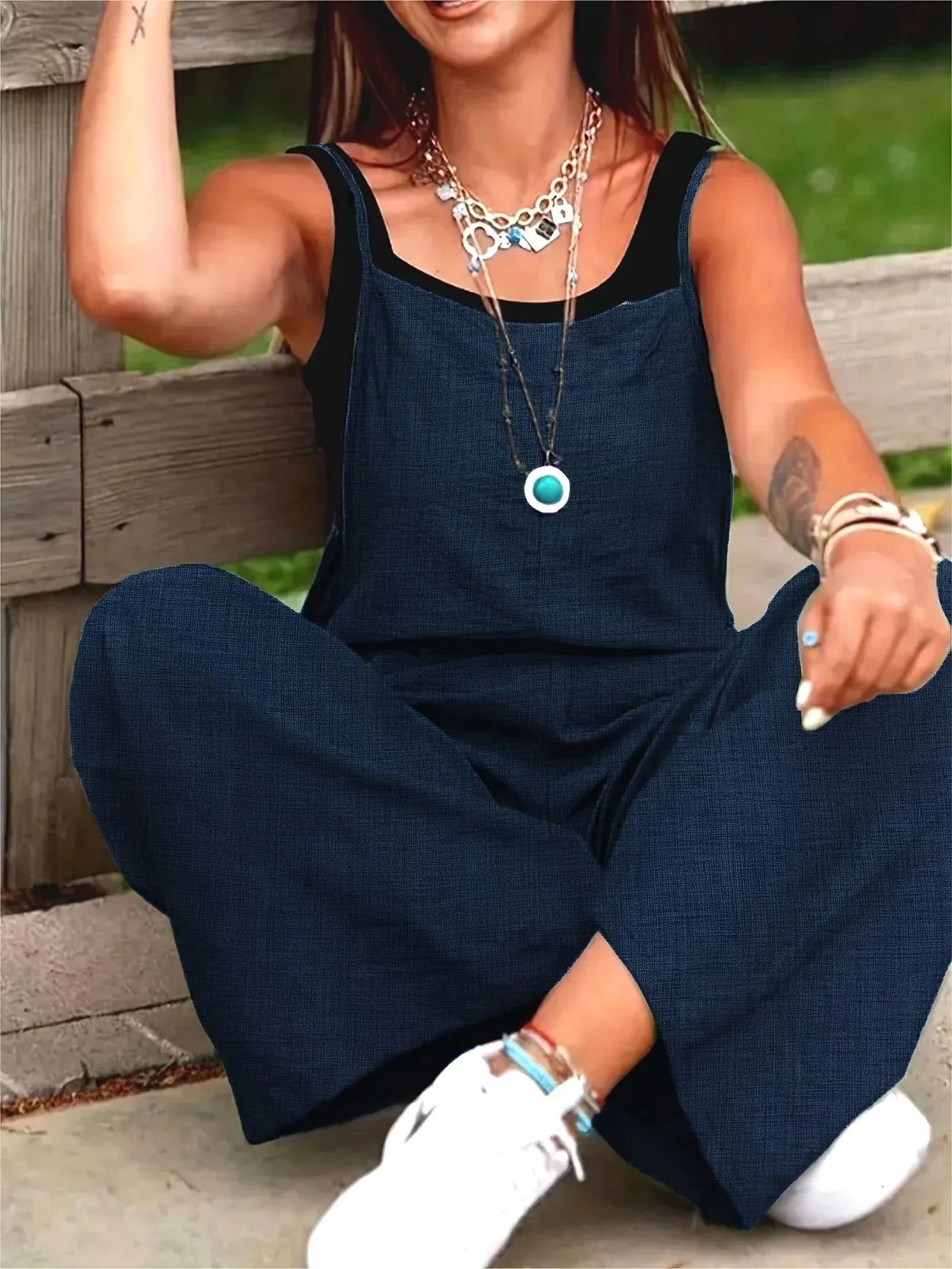 Casual wide-leg jumpsuit with pockets for a trendy and comfortable style
