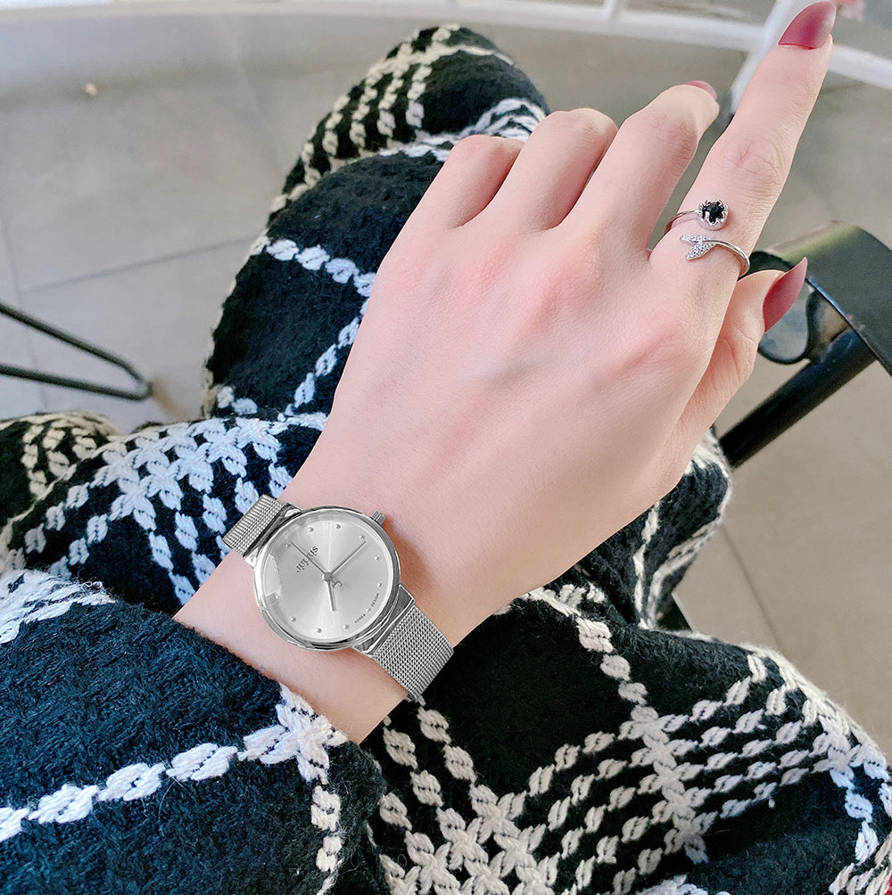 Ultra-thin quartz watch with elegant mesh bracelet
