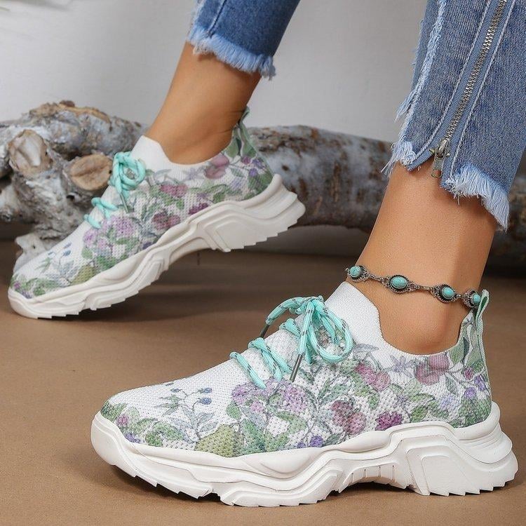 Breathable sneakers with laces and elegant floral design