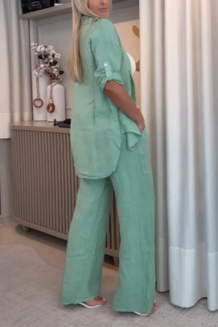 Two-piece suit with a simple lapel for an elegant and sophisticated look