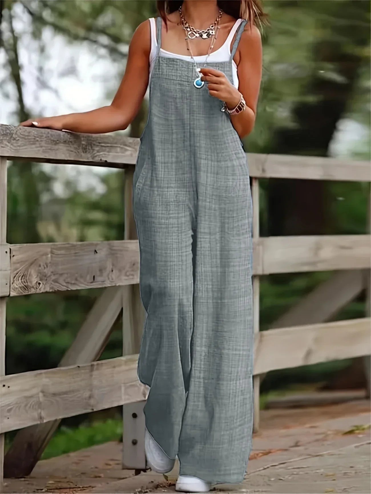 Casual wide-leg jumpsuit with pockets for a trendy and comfortable style