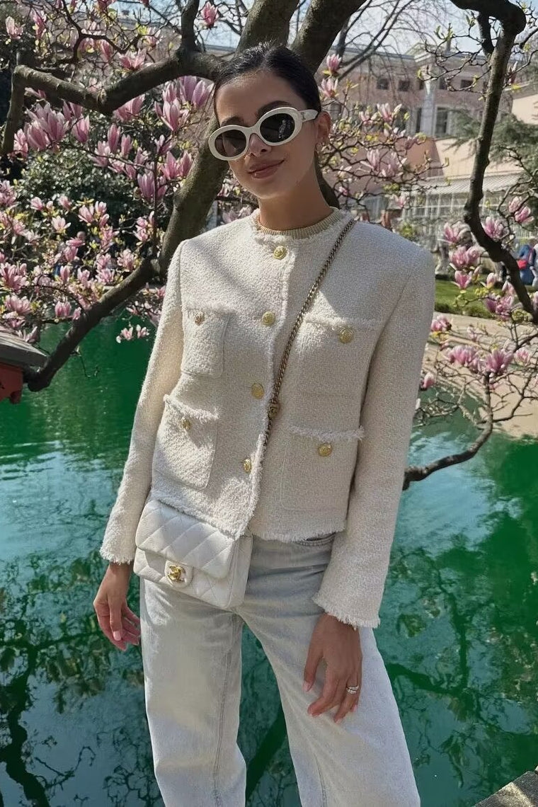 Short tweed jacket with single-buttonhole for an elegant and classic look