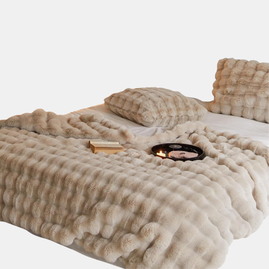 Luxurious Chunky Knit Faux Fur Weighted Blanket for a Cozy Modern Interior