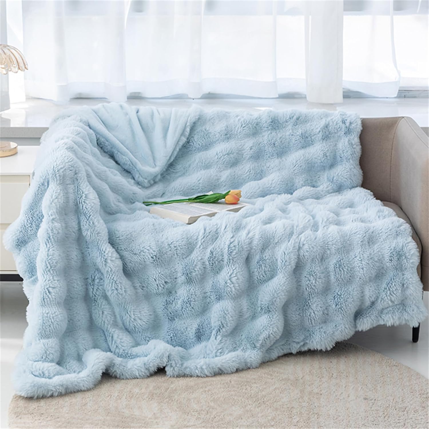 Luxurious Chunky Knit Faux Fur Weighted Blanket for a Cozy Modern Interior
