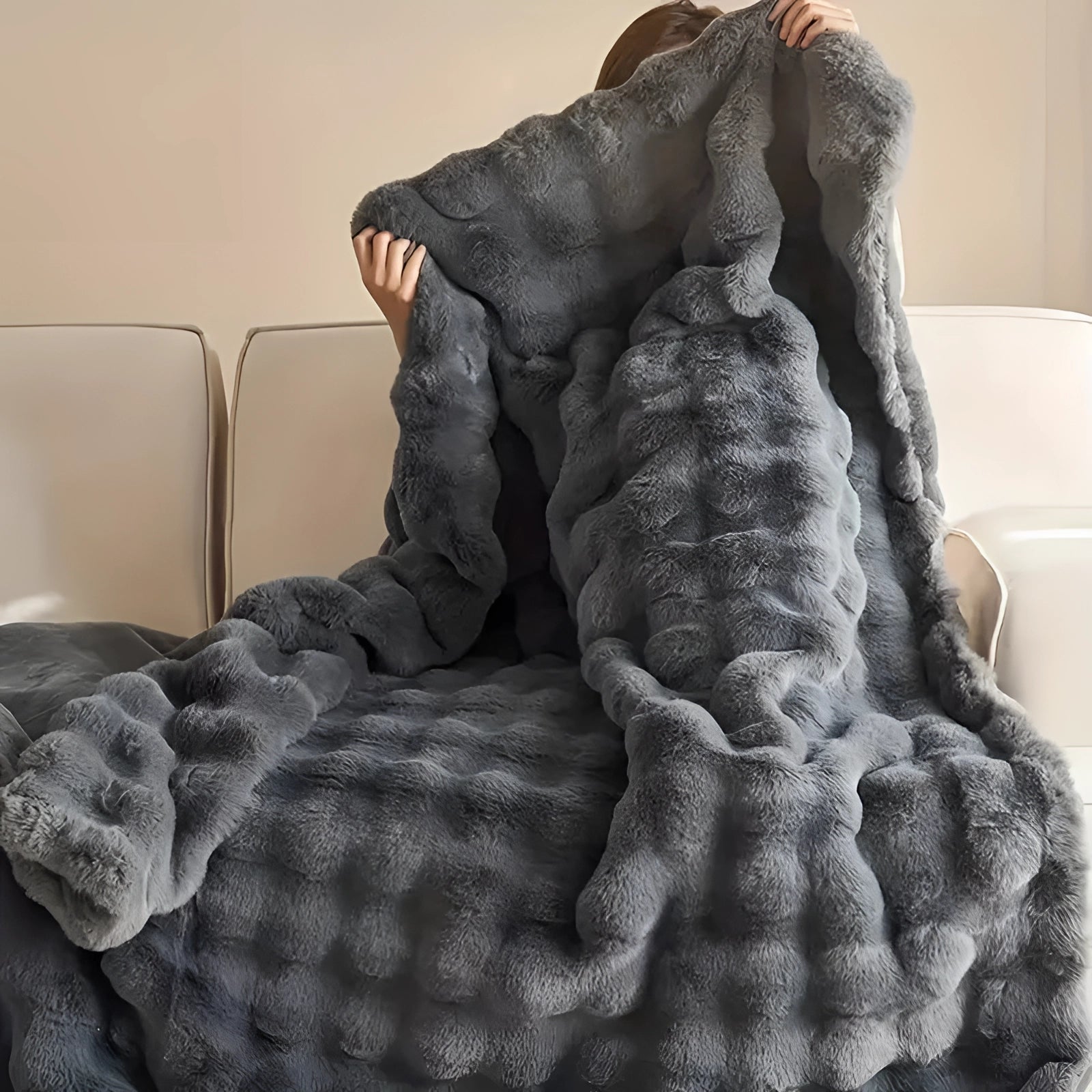 Luxurious Chunky Knit Faux Fur Weighted Blanket for a Cozy Modern Interior