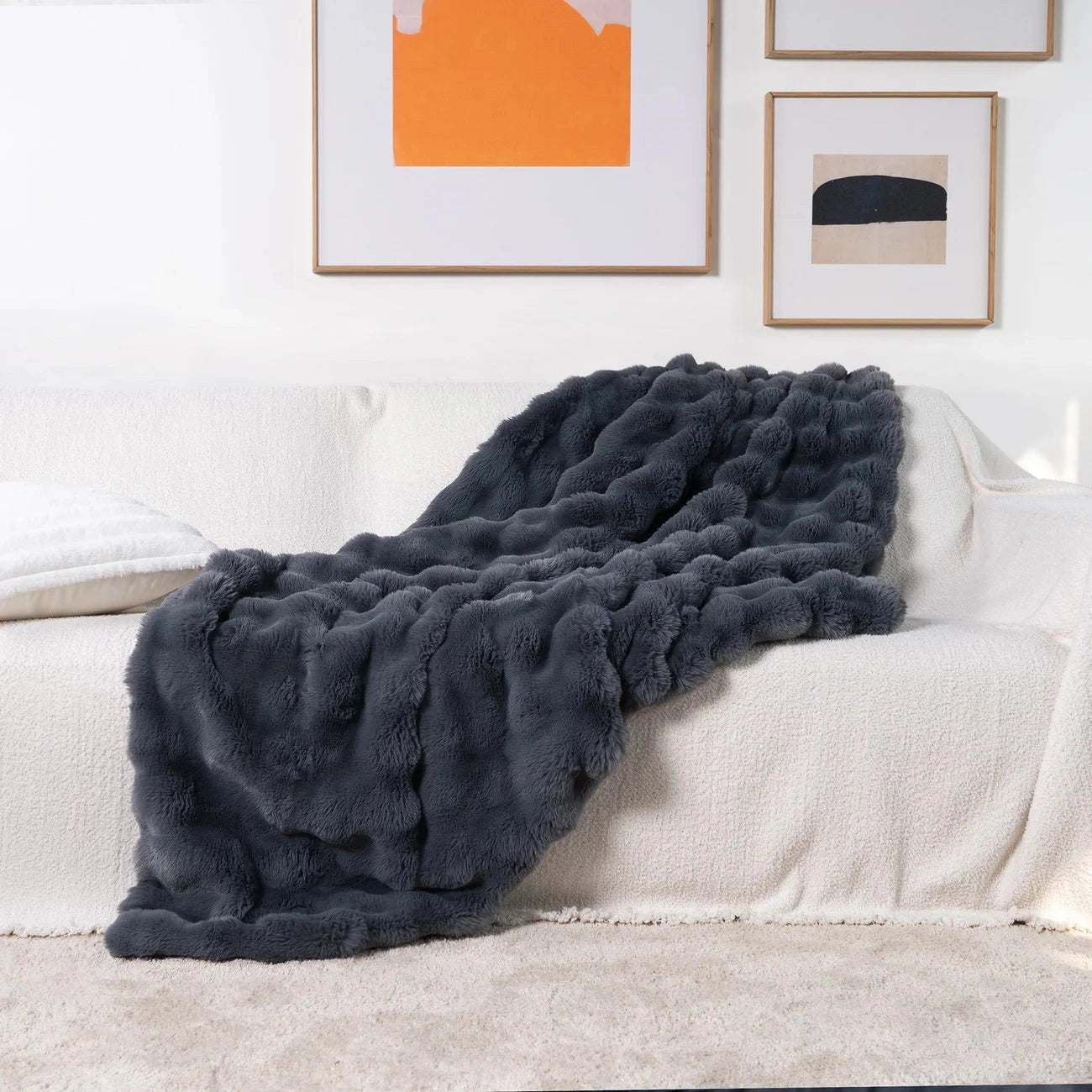 Luxurious Chunky Knit Faux Fur Weighted Blanket for a Cozy Modern Interior