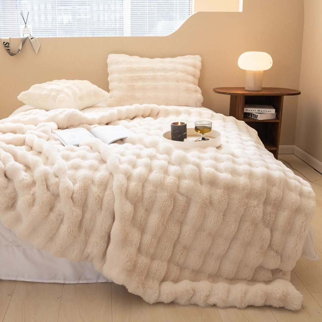 Luxurious Chunky Knit Faux Fur Weighted Blanket for a Cozy Modern Interior