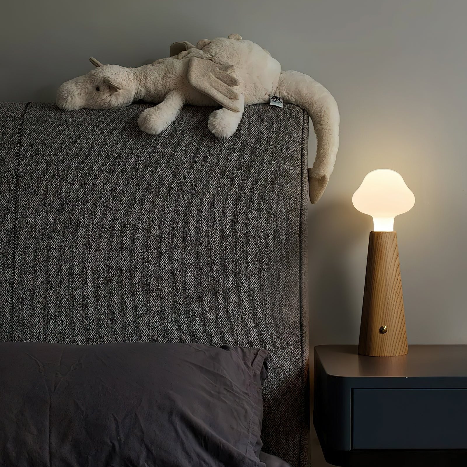 Stylish Cloudlet table lamp for a cozy ambiance