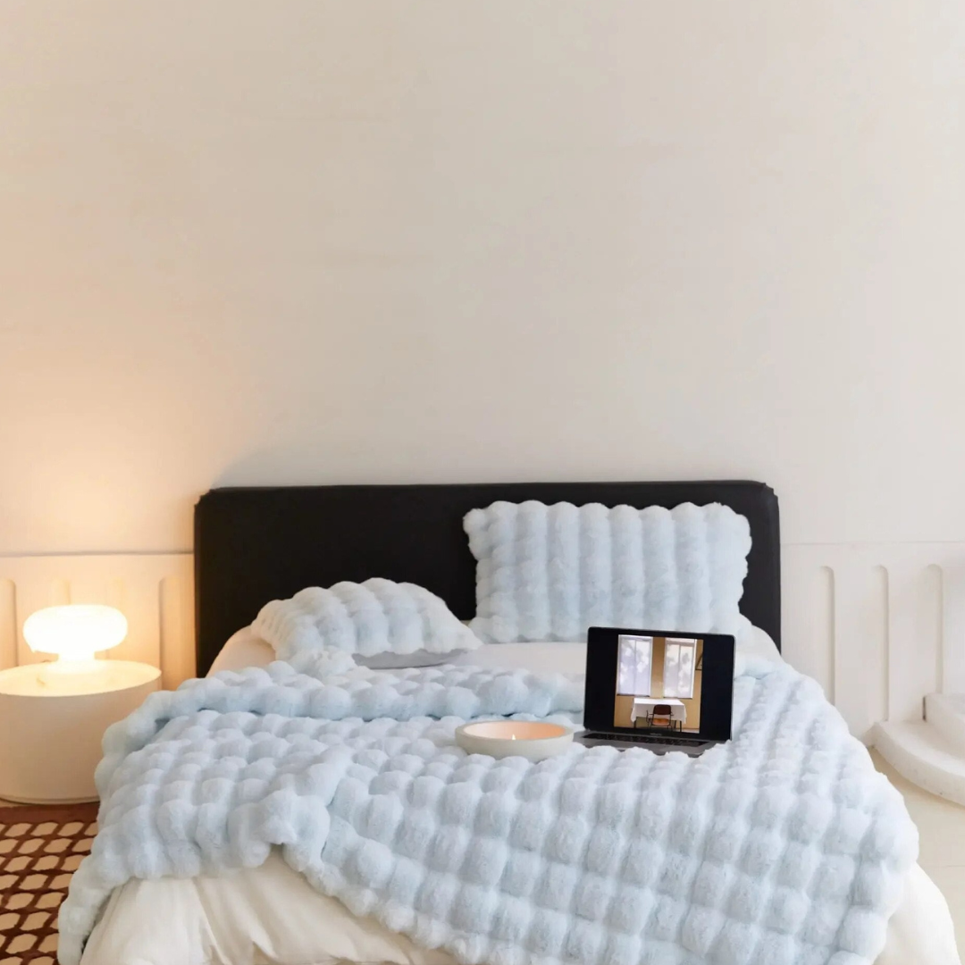Ultimate Comfort: Soft Fleece Blanket for Cozying Up in Bed and on the Couch, Ideal All Year Round