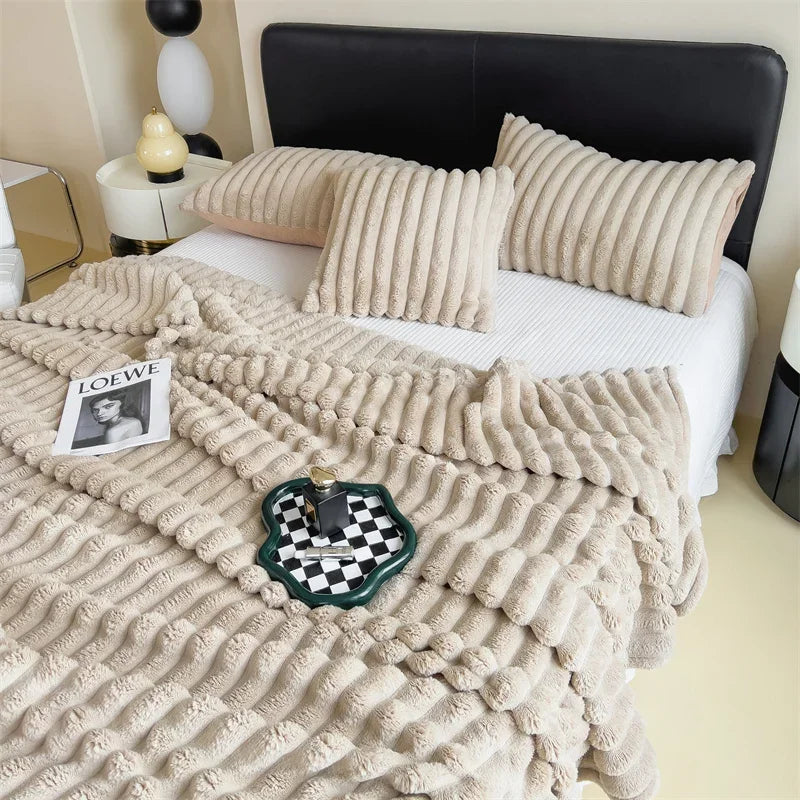 Ultimate comfort: Soft and warm fleece blanket with a cozy plaid pattern for snug autumn days and winter evenings