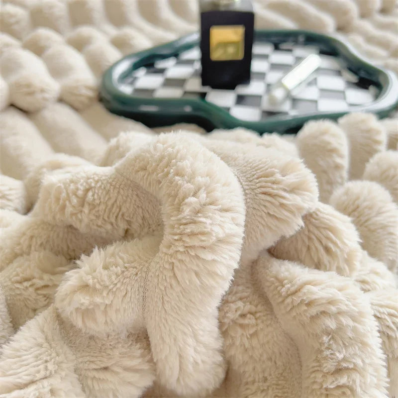 Ultimate comfort: Soft and warm fleece blanket with a cozy plaid pattern for snug autumn days and winter evenings