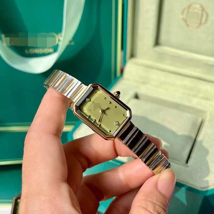 Elegant bracelet watch with refined green elements