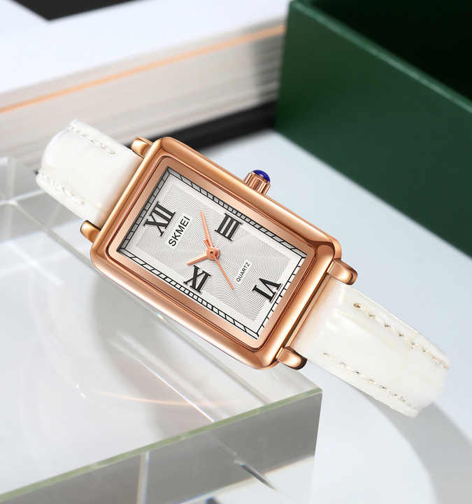 Casual watch with elegant leather strap