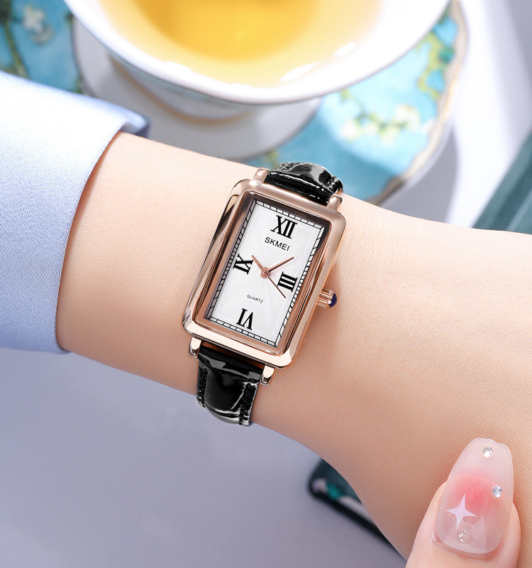 Casual watch with elegant leather strap
