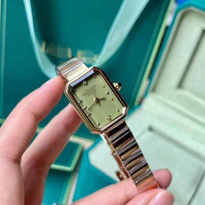 Elegant bracelet watch with refined green elements